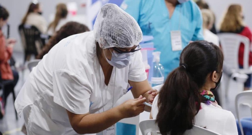 Covid: los casos confirmados deben esperar 90 días para aplicarse la dosis de refuerzo