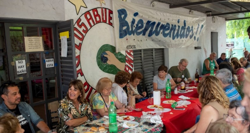 Elisa Abella acompañó el almuerzo de fin de año del Centro de Jubilados Abuelos Plaza España