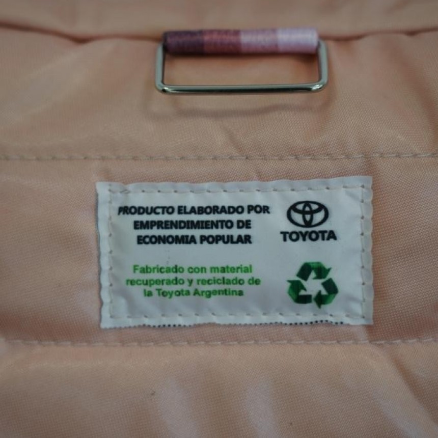 Toyota y la economía popular: cuatro emprendedores y cooperativas confeccionan productos oficiales con materiales recuperados del proceso industrial