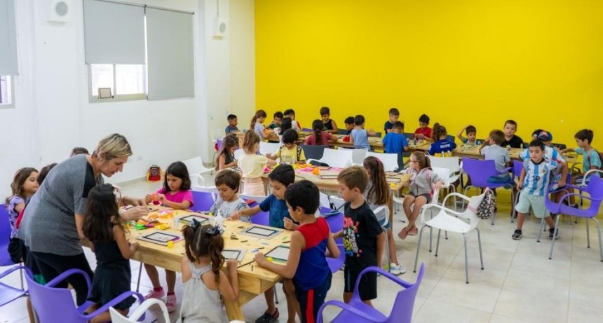 Niños y niñas disfrutan del verano con actividades artísticas y tecnológicas gratuitas