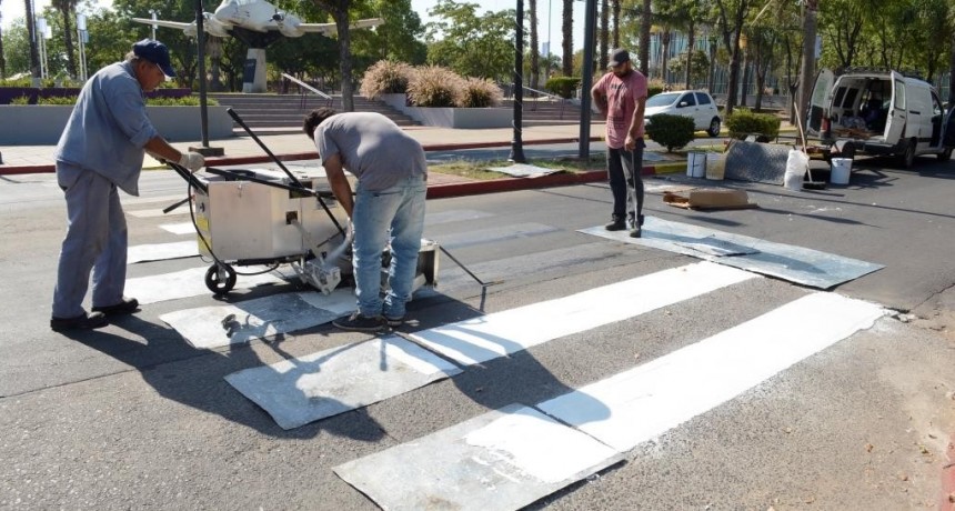 Continúan los trabajos de demarcación vial por la avenida Varela