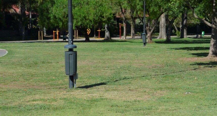 Suman nuevos cestos de residuos y solicitan a los vecinos que colaboren con la limpieza de los espacios públicos