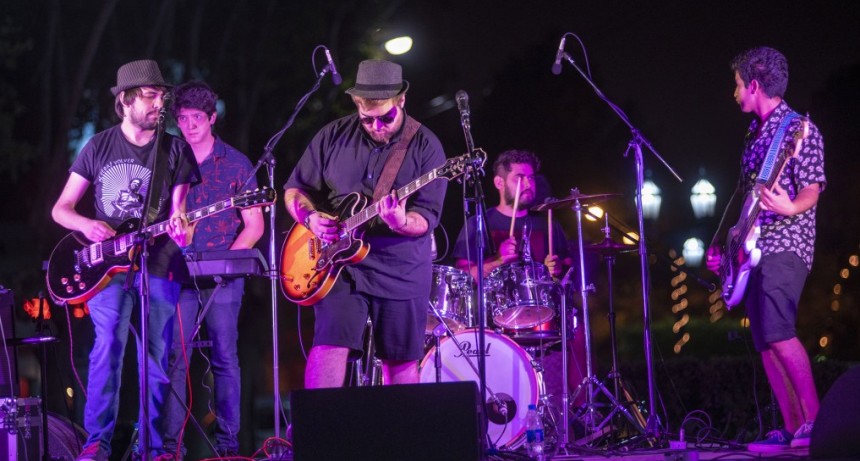 El rock local sonó a pleno en la plaza Eduardo Costa