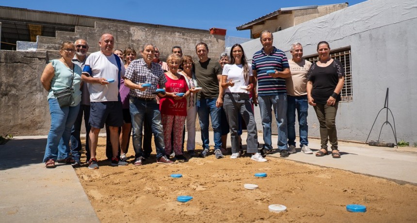 Abella y adultos mayores estrenaron la nueva cancha de tejo del Centro de Jubilados de la calle Pueyrredón   