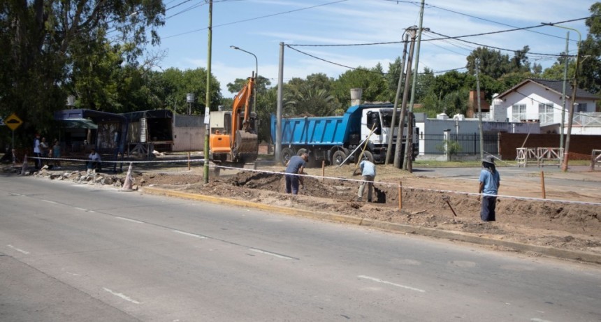 El Municipio ejecuta importantes obras para reordenar el tránsito en el acceso a Ariel del Plata