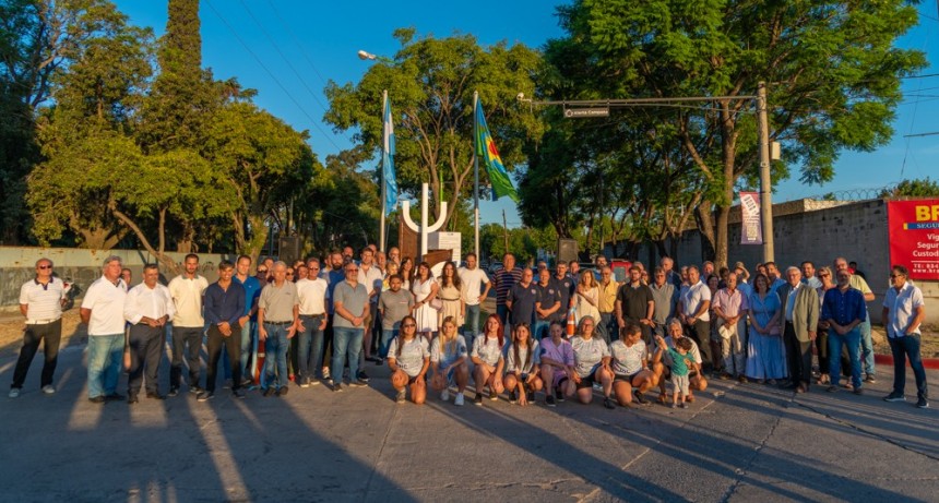 Abella acompañó la inauguración del monolito de la UIC que homenajea a la comunidad trabajadora de Campana