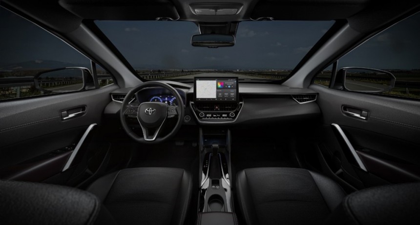 Nueva central multimedia y Servicios Conectados: las novedades del Toyota Corolla Cross en 2025
