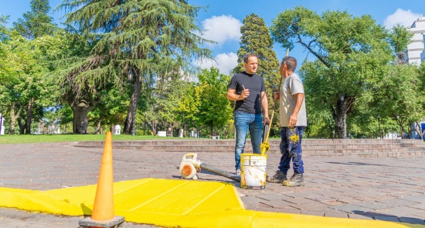 El Intendente supervisó los trabajos de puesta en valor de la Plaza Eduardo Costa