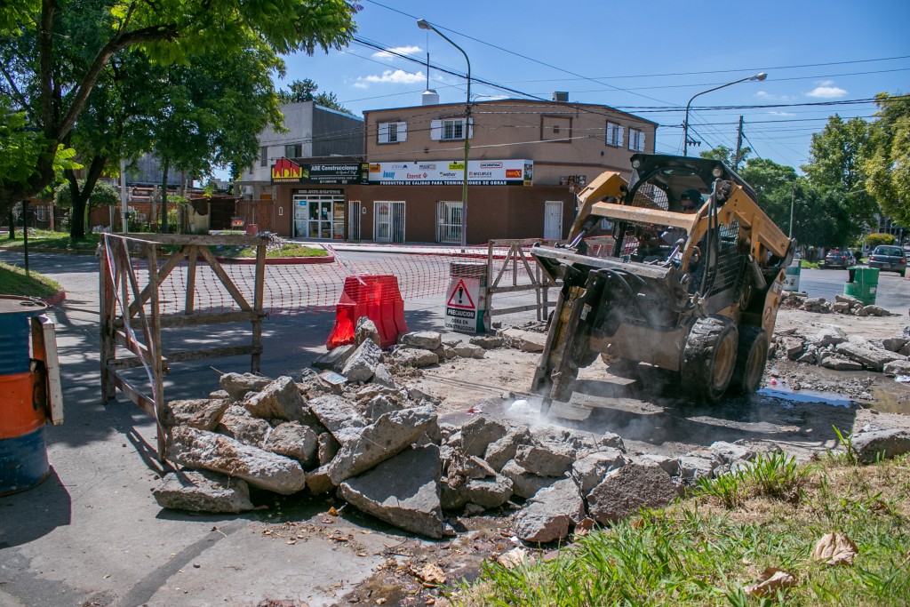 El plan de bacheo urbano de hormigón continúa por Ameghino y Beruti