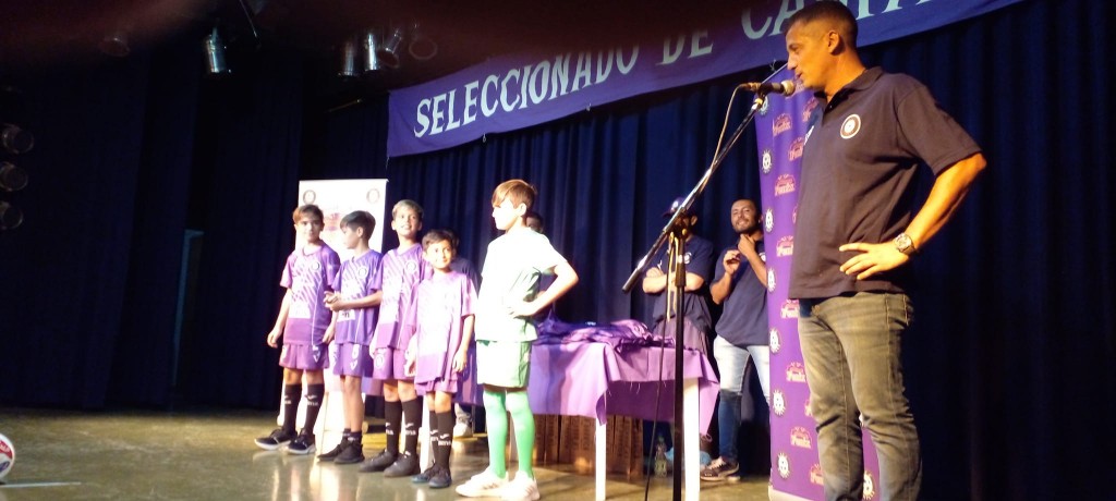 En el Teatro Pedro Barbero se realizó la entrega de la indumentaria a la S.F.C.C