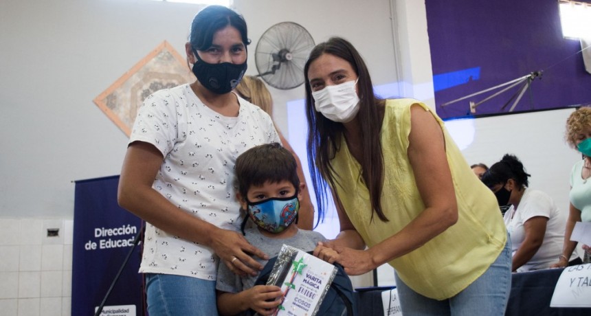 El Municipio comenzó con la entrega de mochilas a niños que inician primer grado 