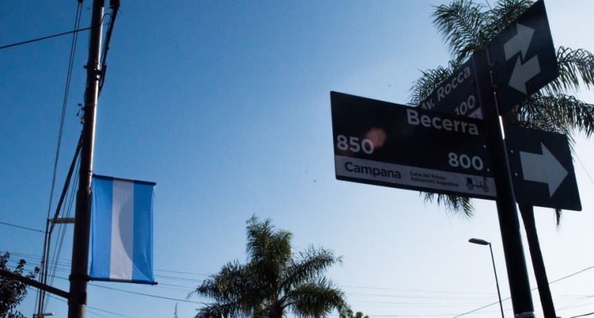 Recambian e instalan 200 nuevas banderas argentinas en las principales avenidas