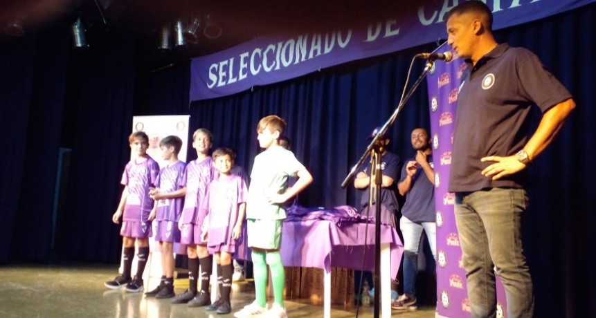 En el Teatro Pedro Barbero se realizó la entrega de la indumentaria a la S.F.C.C