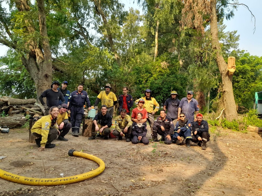 Intenso trabajo de Defensa Civil Campana en el combate de los incendios en el sector insular