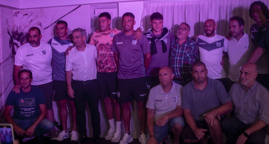 El intendente Abella acompañó la presentación de la nueva camiseta de Villa Dálmine