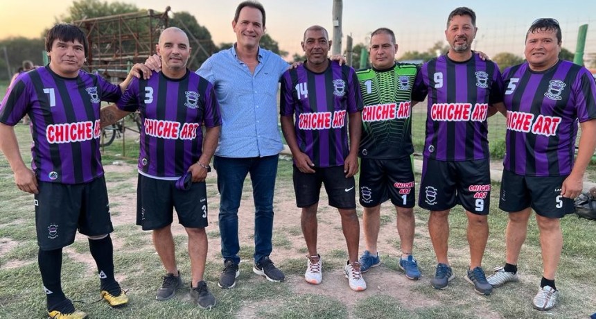 Octavio “Chiche” Lagar brindó su apoyo al Kilmes FC con nueva indumentaria deportiva 