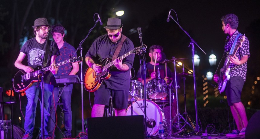 Espectáculos culturales, paseo de artesanos y food trucks en la plaza Eduardo Costa