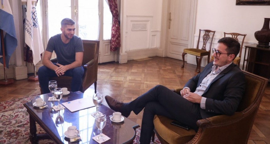 Alejo Sarna sigue acompañando a los deportistas de Campana que compiten en el exterior