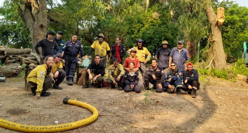 Intenso trabajo de Defensa Civil Campana en el combate de los incendios en el sector insular
