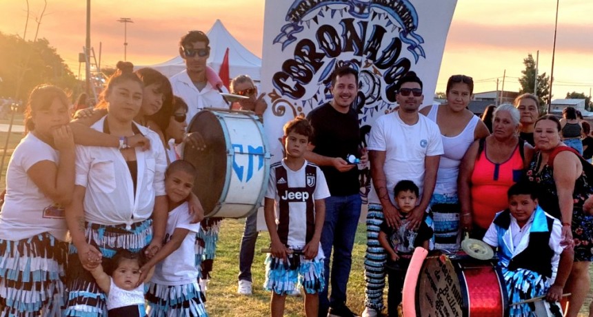 Murga del barrio San Cayetano entregó reconocimiento a Alejo Sarna por su colaboración