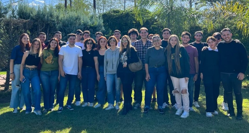 Karina Sala junto a jóvenes radicales de la Primera Sección Electoral
