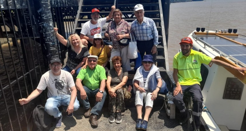 Invitan a los adultos mayores a realizar paseos en lancha gratuitos para disfrutar del río y el delta