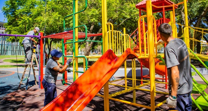 El Municipio realiza tareas de mantenimiento integral en plazas y espacios públicos