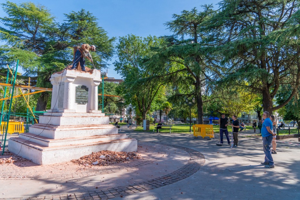 El Municipio trabaja en la reconstrucción del mástil de la plaza Eduardo Costa
