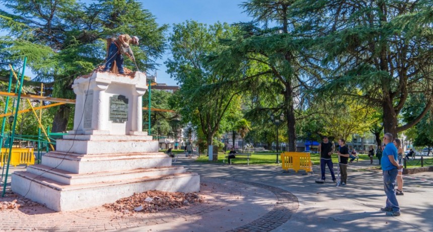 El Municipio trabaja en la reconstrucción del mástil de la plaza Eduardo Costa