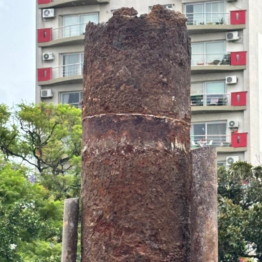Se terminó de remover el mástil de la plaza Eduardo Costa