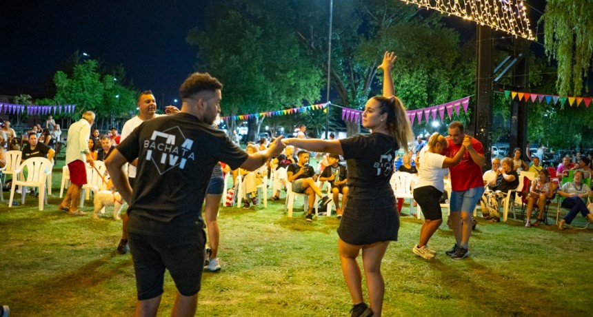 “Ritmos bajo la luna”: vecinos disfrutaron una clase abierta de bachata en la Costanera