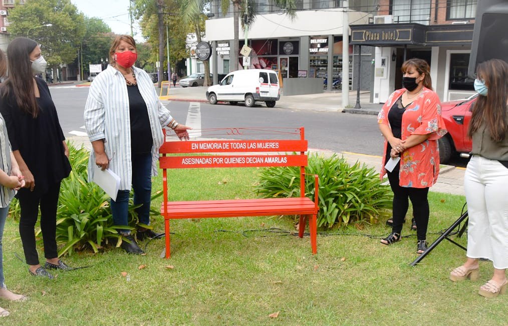 Inauguraron un nuevo banco rojo por el Día Internacional de la Mujer 