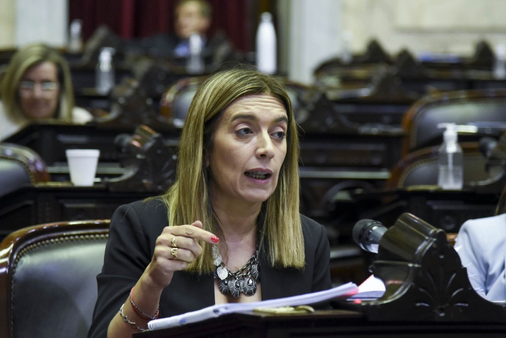 Danya Tavela: La promoción automática atenta contra el derecho a aprender