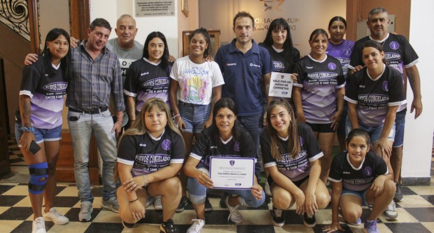 Abella reconoció al equipo de fútbol femenino del Club Atlético La Josefa