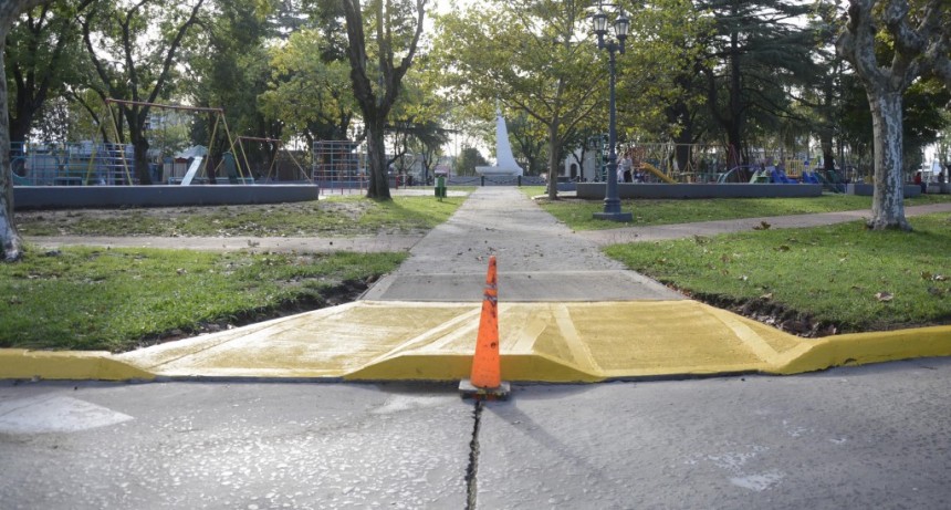 Los trabajos de pintura en cordones y rampas ahora continúan por las plazas Italia y España