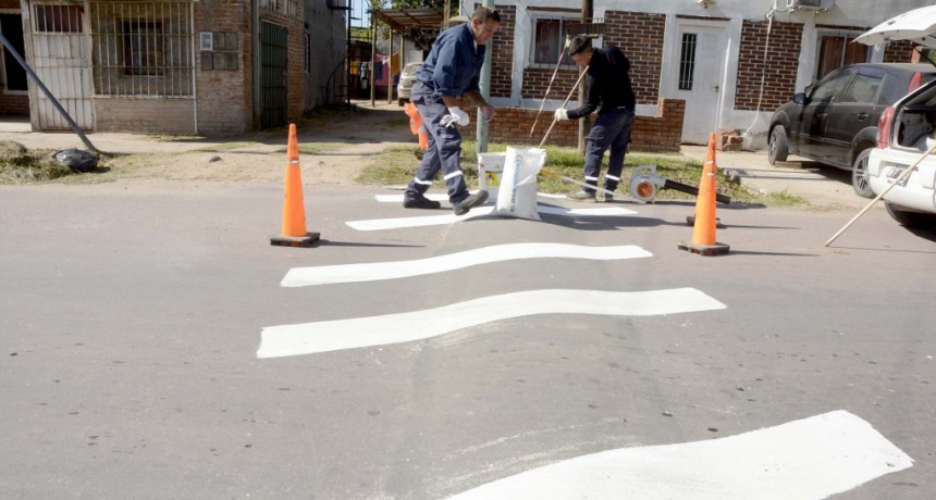 Continúan los trabajos de pintura en lomos de burro en los barrios de la ciudad