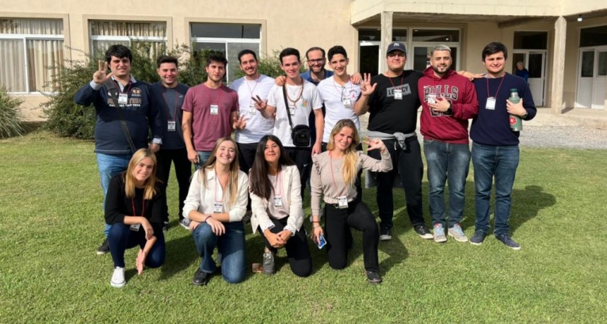 LA JUVENTUD RADICAL JUNTO A LA CONCEJAL UCR KARINA SALA  ESTUVIERON PRESENTES EN EL ENCUENTRO DE JUNTOS EN NAVARRO