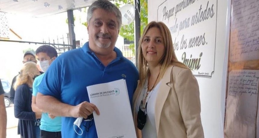 Ortega acompañó el acto de imposición del nombre de una docente desaparecida a una escuela