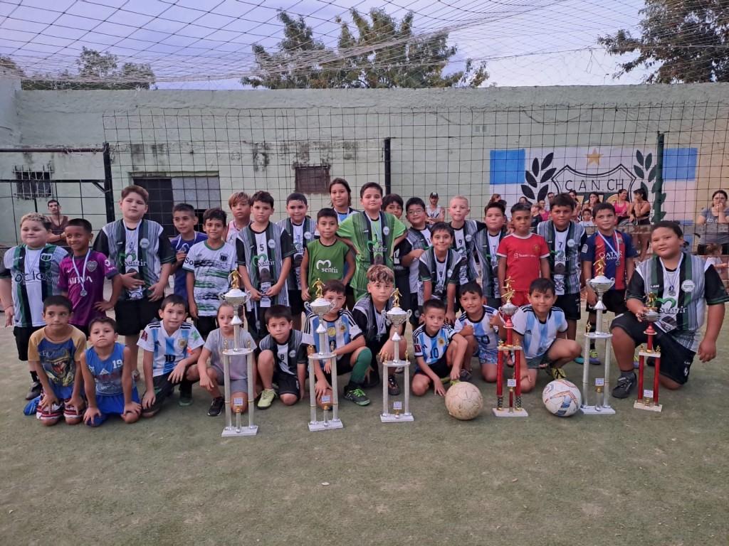 En la escuelita de fútbol del equipo Sentir, la pelota sigue rodando