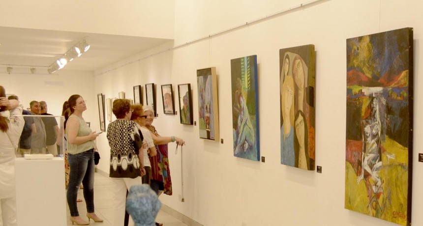 La muestra “Mujeres en el Arte” se exhibe en el Edificio 6 de Julio