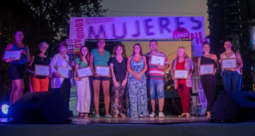“Mujeres que dejan huella”: en un emotivo evento, Campana reconoció a sus embajadoras