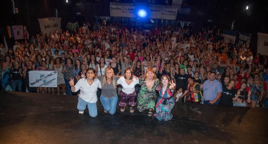 Alonso compartió su experiencia en la política argentino, ante 500 mujeres en Merlo