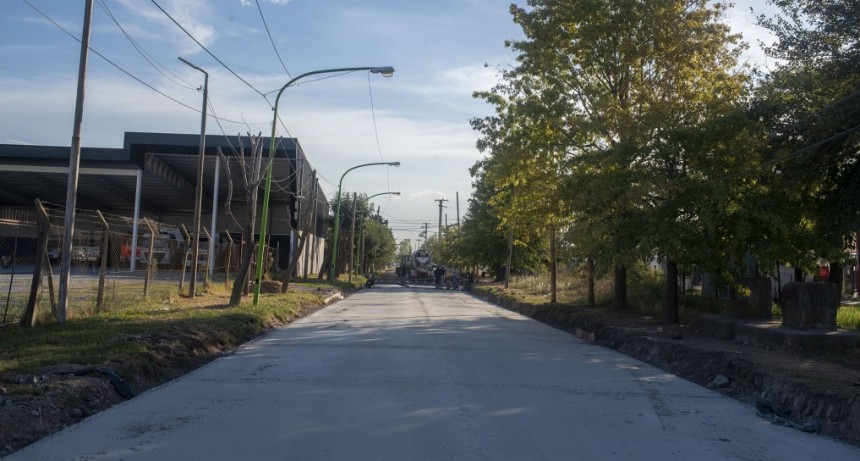 VITRAMU I: tras la construcción de un nuevo desagüe pluvial, avanza la pavimentación de la calle Magaldi