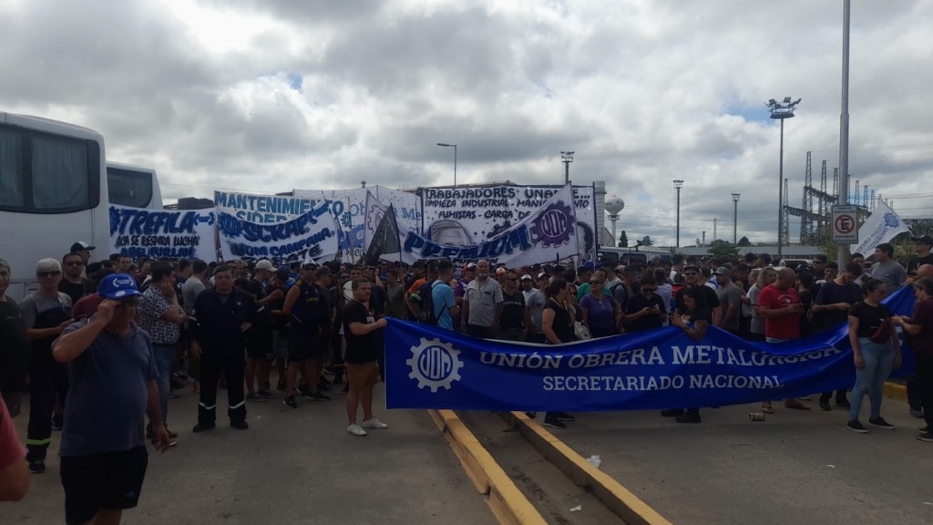 La UOM inició un paro por 72 horas y se movilizó en Campana 