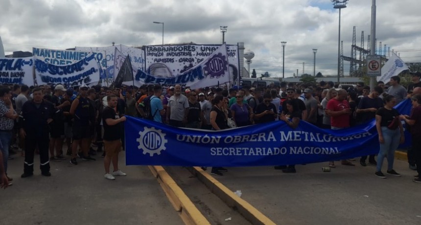 La UOM inició un paro por 72 horas y se movilizó en Campana 