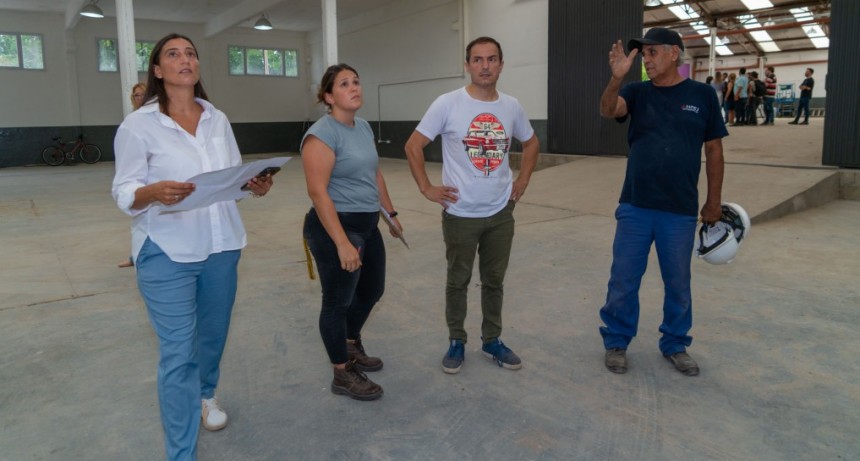 Abella recorrió el avance de obra del primer Centro de Reciclaje Municipal