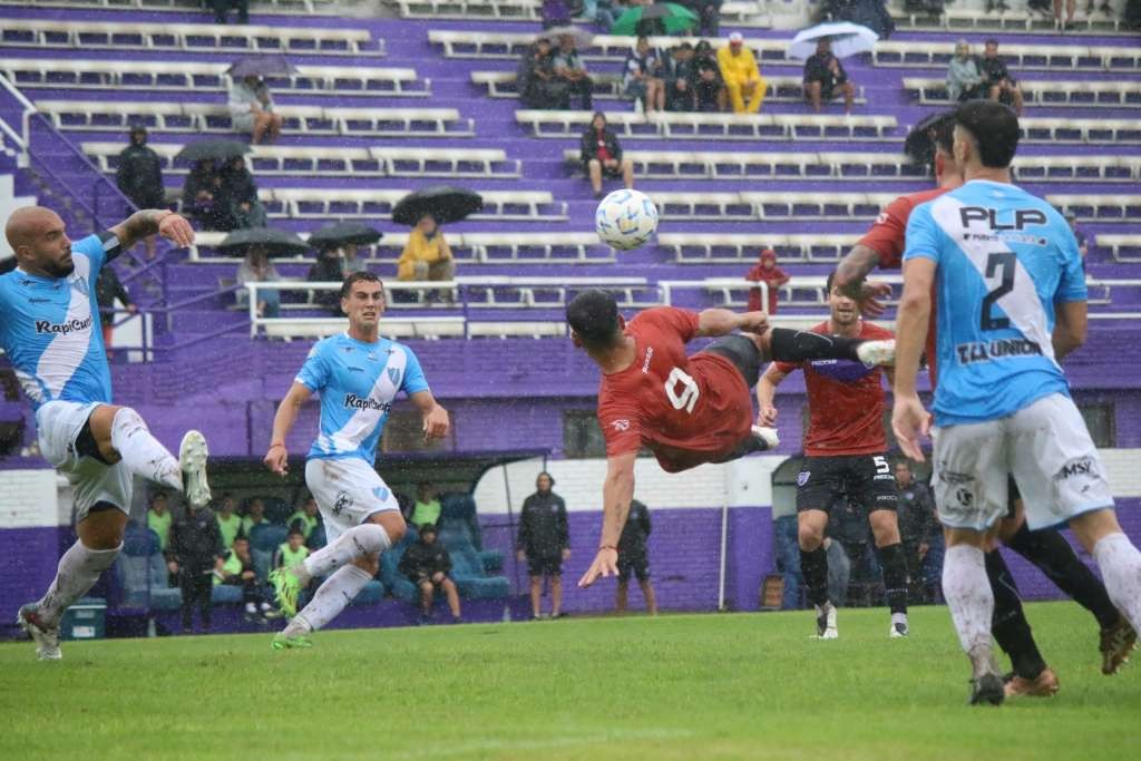 Villa Dálmine ganó su primer partido frente al puntero