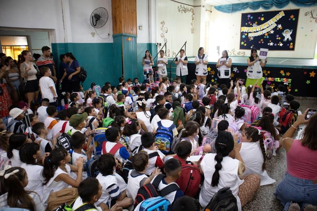 Elisa Abella acompañó el inicio del ciclo lectivo 2025 en la Escuela Primaria N° 7