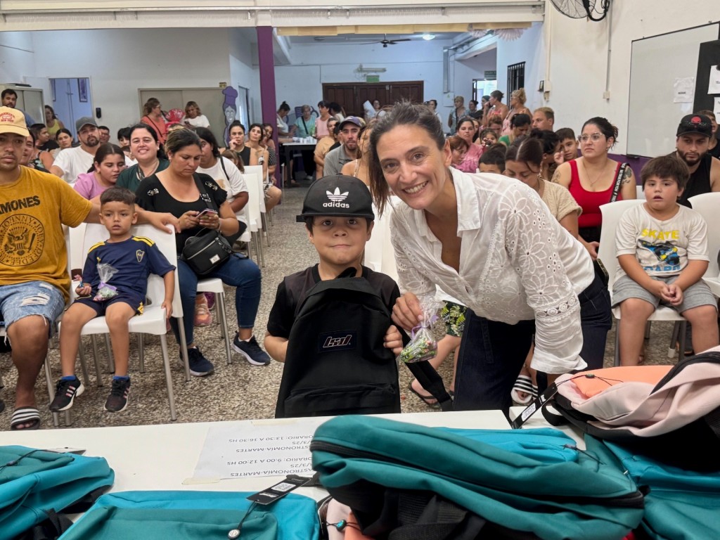 El Municipio entregó mochilas y útiles escolares a niños y adolescentes