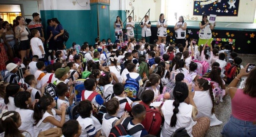 Elisa Abella acompañó el inicio del ciclo lectivo 2025 en la Escuela Primaria N° 7